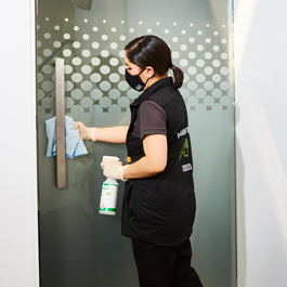 Cleaner cleaning glass doors and handles